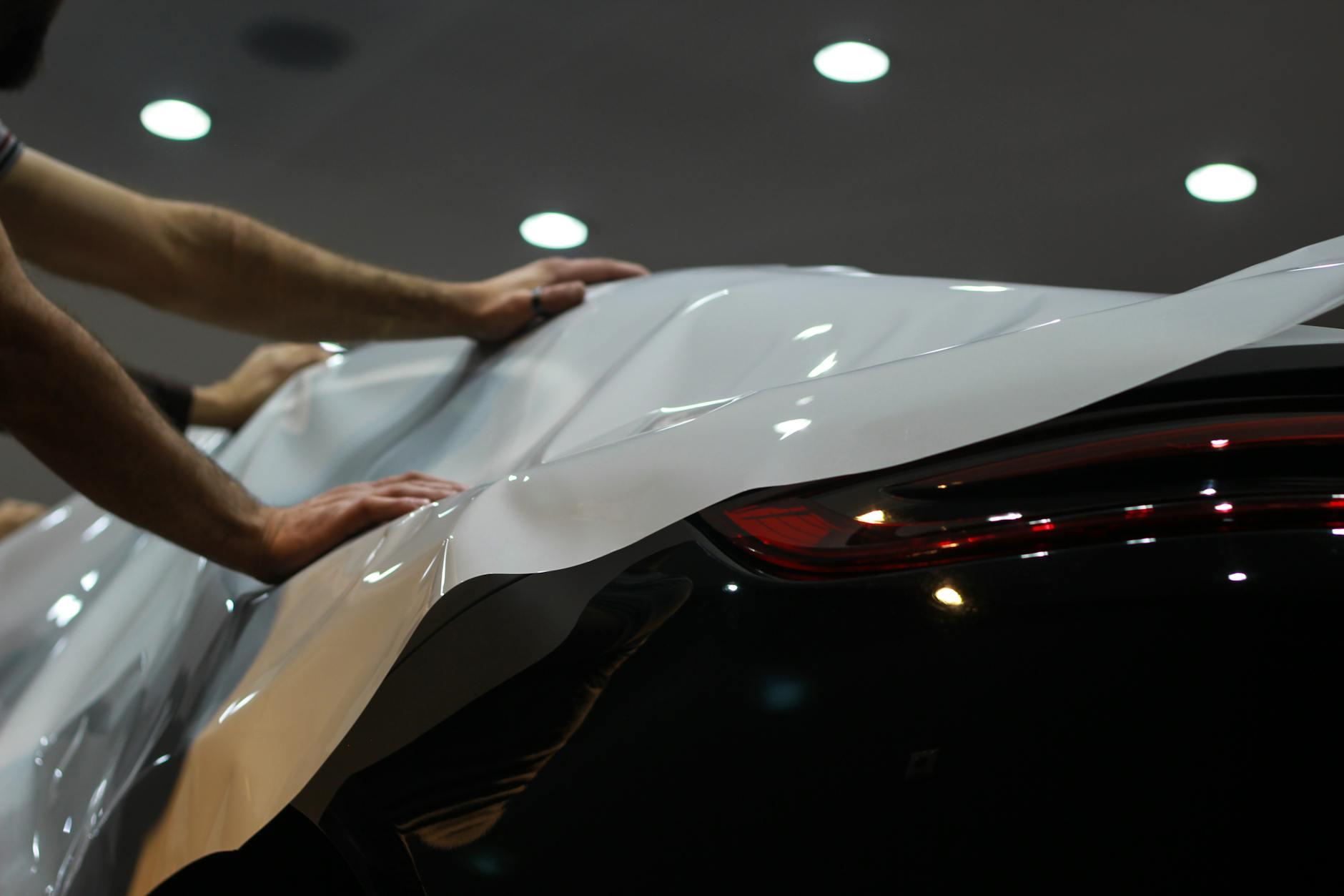 Emballage professionnel de voiture en cours, présentant une amélioration élégante et moderne du véhicule.