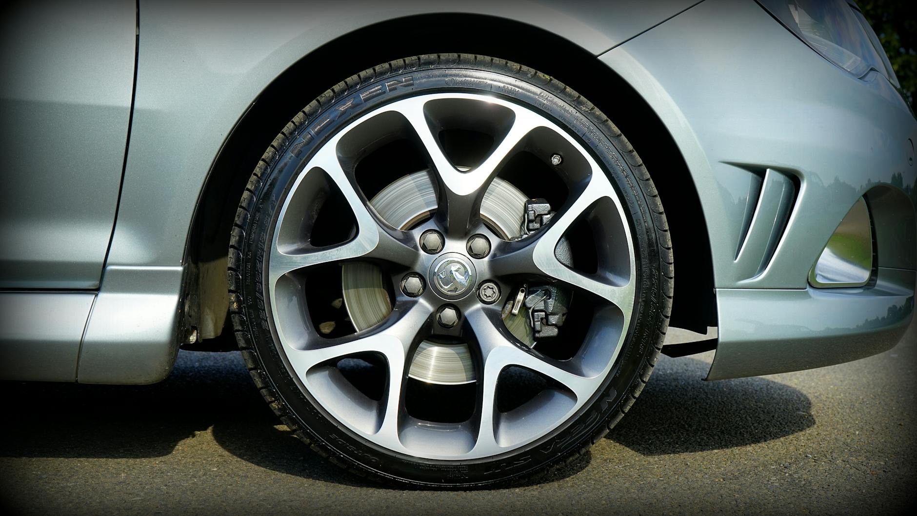 Vue détaillée d'une roue de voiture argentée, mettant en valeur la jante et le pneu en alliage sur un modèle Vauxhall.