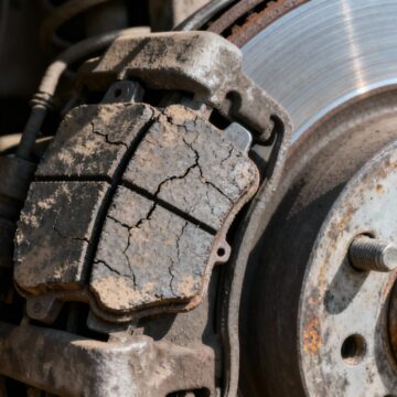 Rouler avec des plaquettes de frein usées : danger et prévention without any text