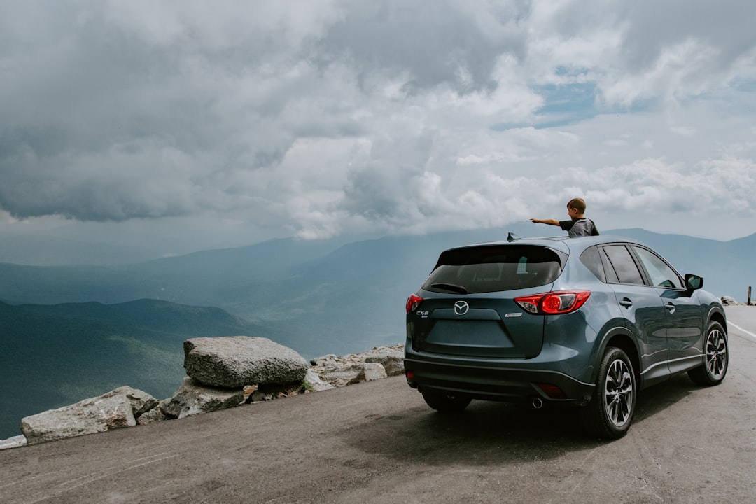 SUV Mazda gris