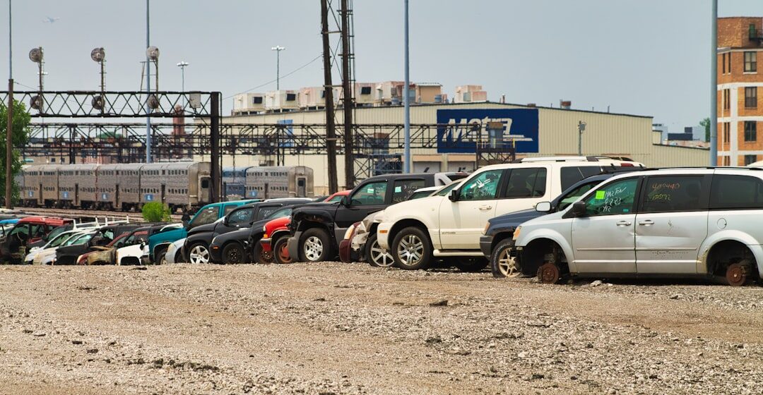 un parking rempli de nombreuses voitures garées