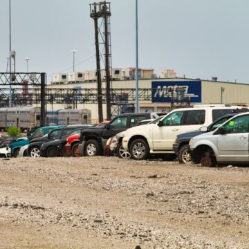 pound-car un parking rempli de nombreuses voitures garées