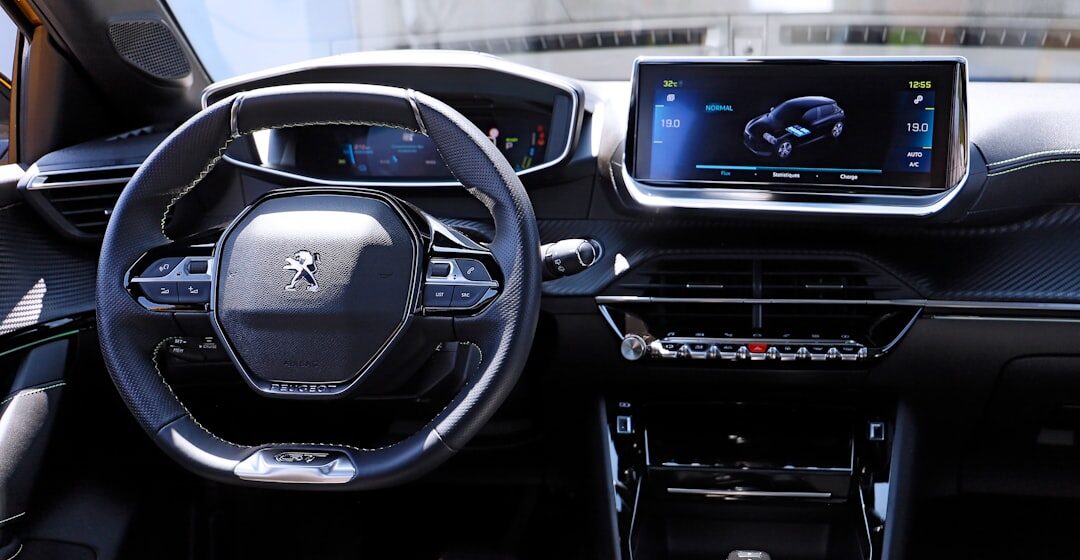 Peugeot l'intérieur d'une voiture avec volant et tableau de bord
