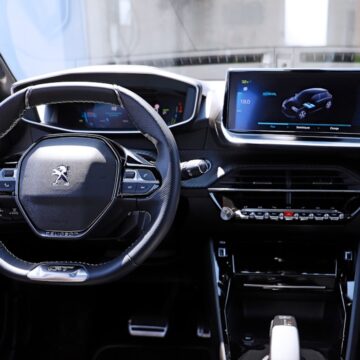 l'intérieur d'une voiture avec volant et tableau de bord