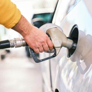 carburant-voiture Gros plan d'une personne faisant le plein d'une voiture avec une buse à gaz dans une station.