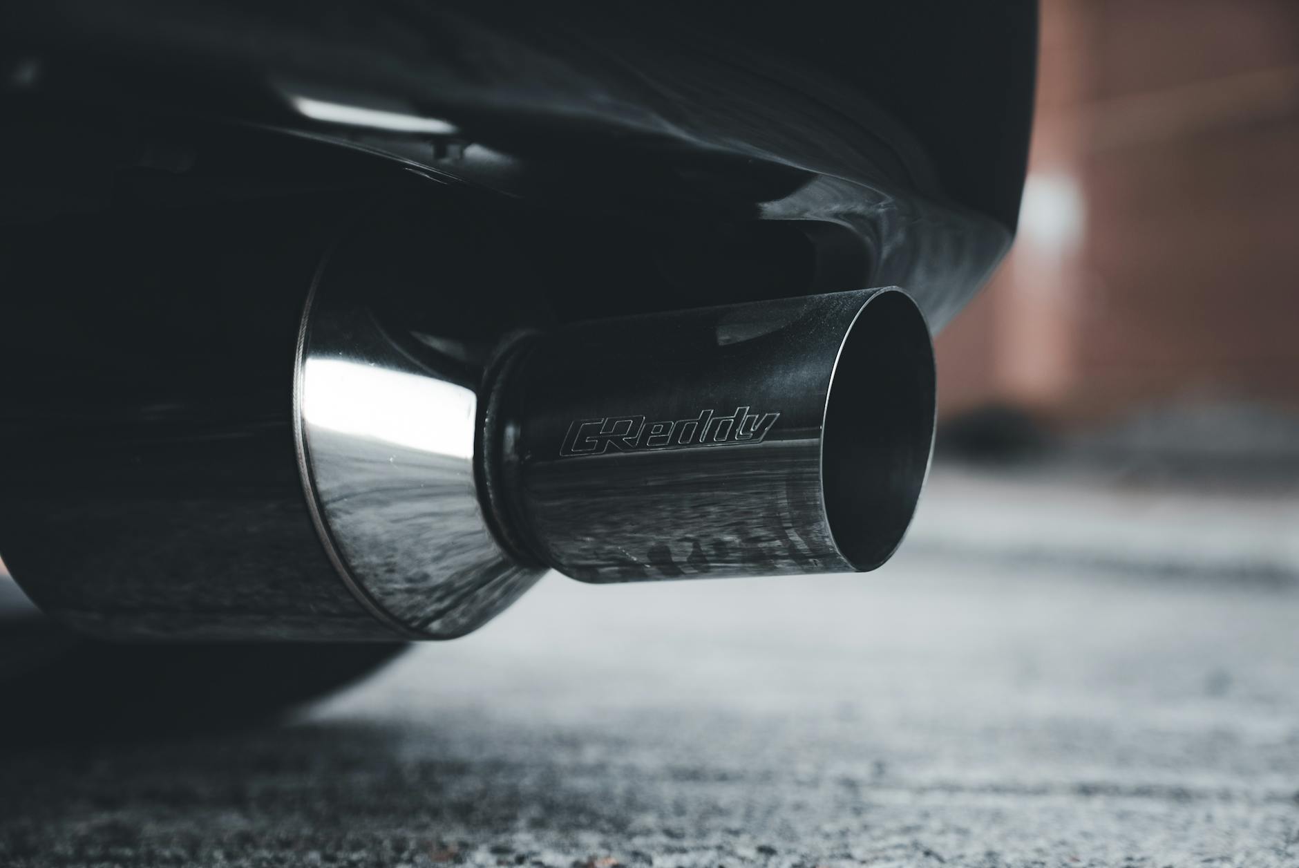 Plan détaillé d'un tuyau d'échappement de voiture avec condensation, mettant en évidence les éléments chromés et en acier.