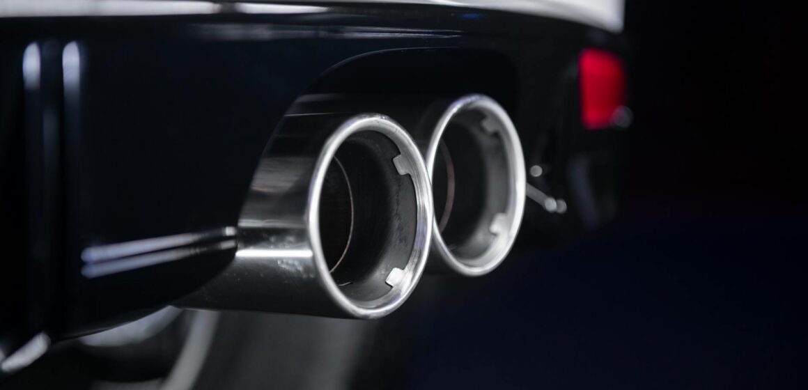 echappement-inox Vue détaillée d'un double échappement chromé sur un véhicule moderne.