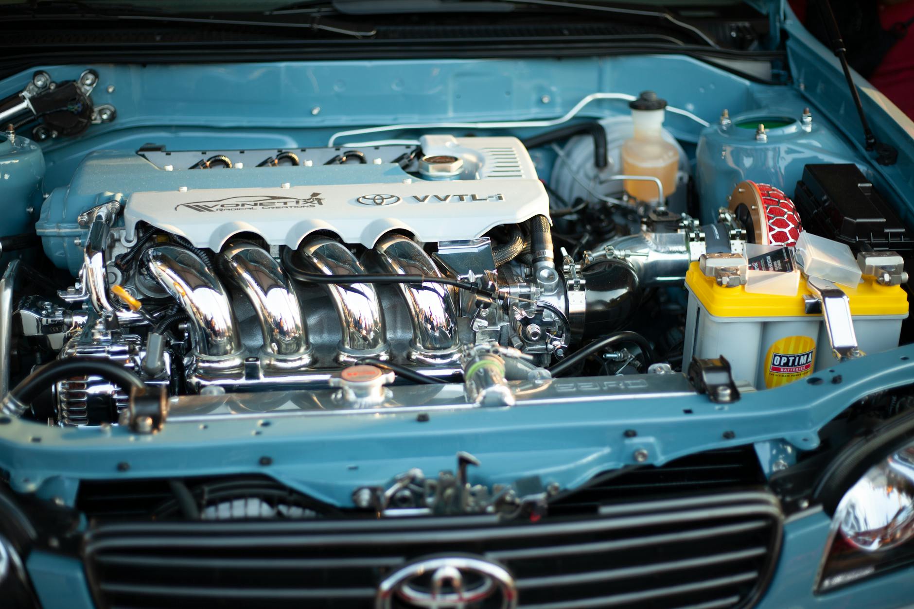 Vue détaillée d'un moteur Toyota brillant et puissant, mettant en valeur l'ingénierie automobile.