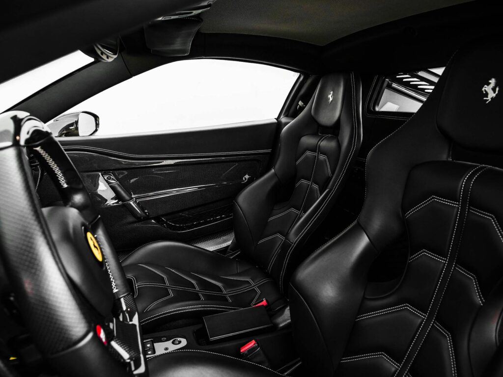 l'élégant intérieur en cuir noir et le design avant-gardiste d'une Ferrari 488 Speciale