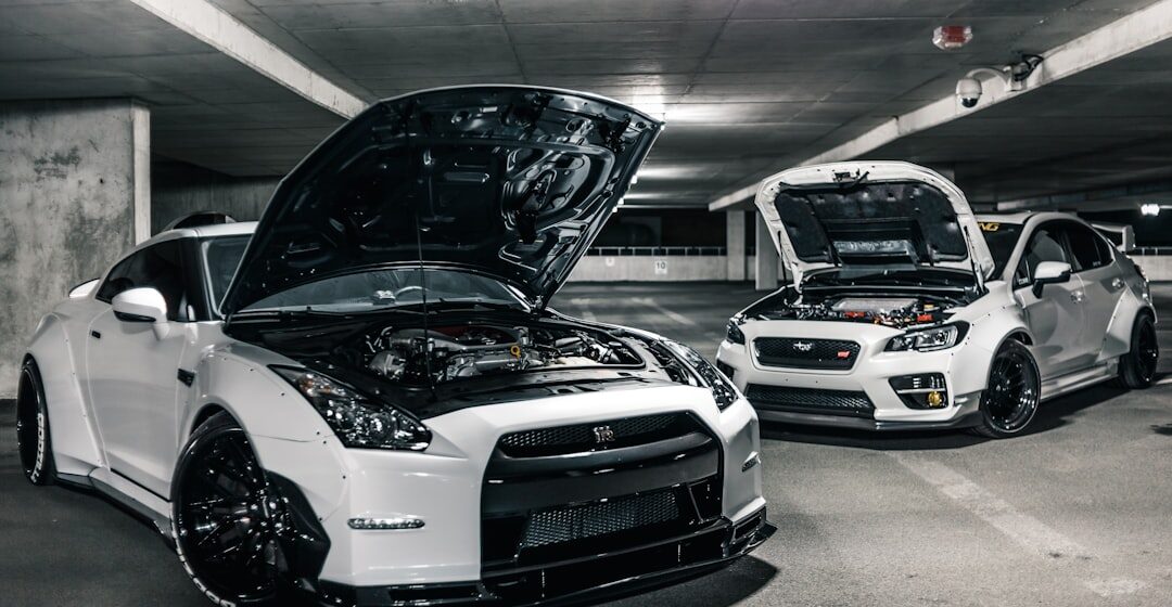 tuning-car deux voitures blanches avec capots ouverts