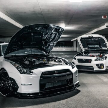 tuning-car deux voitures blanches avec capots ouverts
