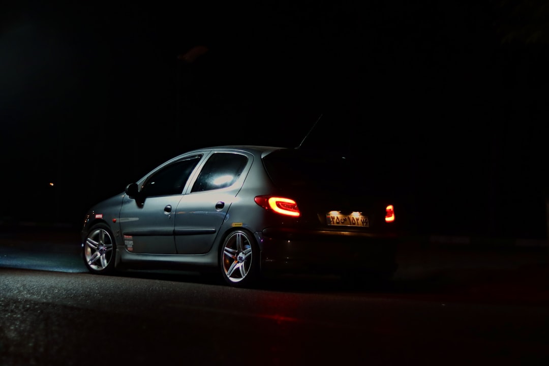 une voiture garée sur le bord de la route la nuit