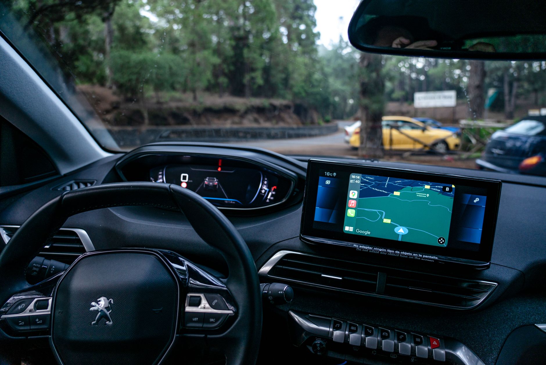 Intérieur de voiture élégant montrant le système de navigation avancé et les détails du tableau de bord.
