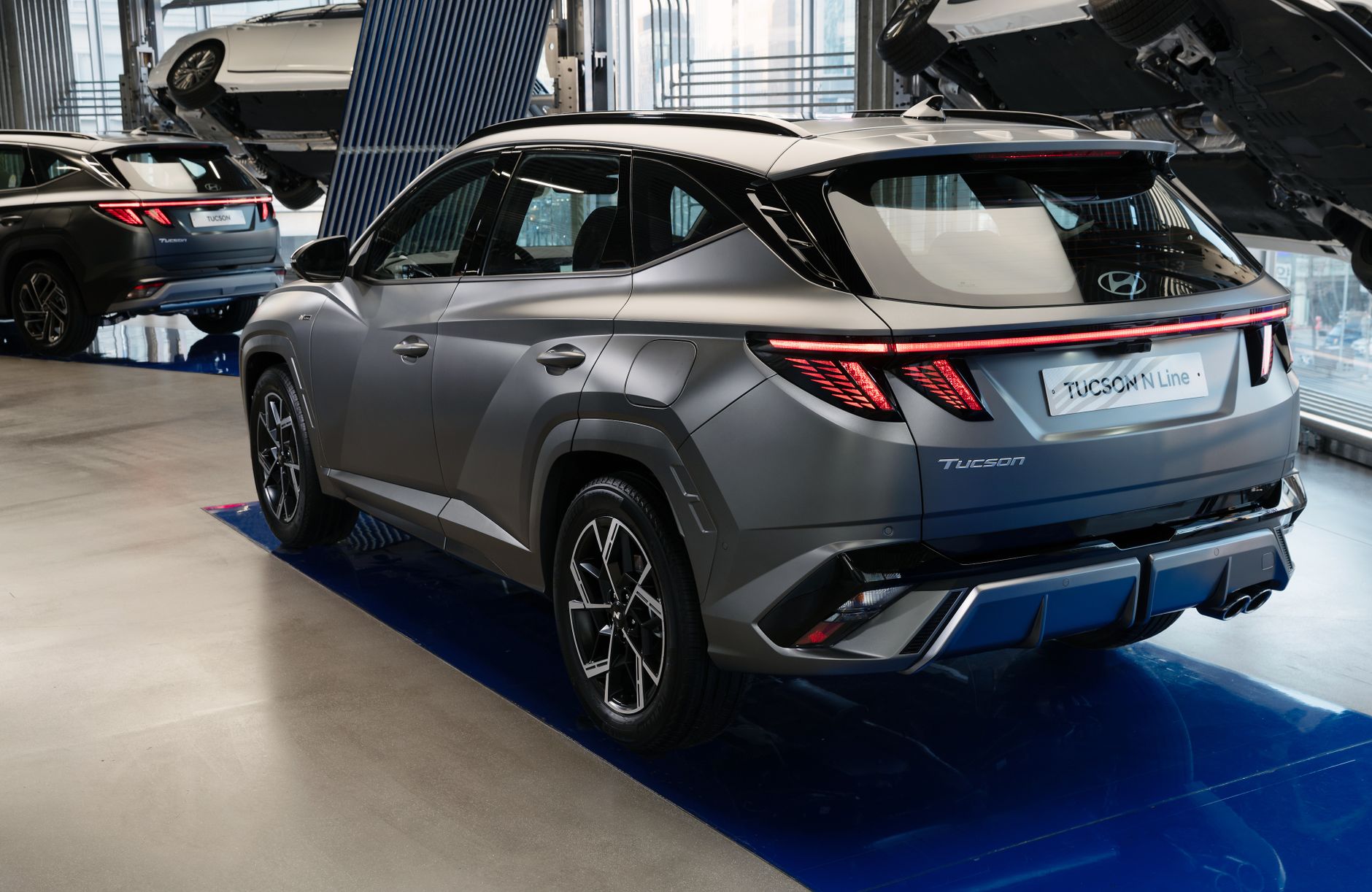 Hyundai Tucson N Line présenté dans un showroom moderne avec un design élégant.