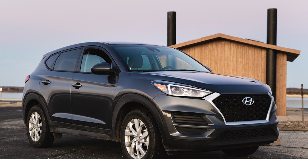 Hyundai-Tucson Véhicule Hyundai noir à côté d'une maison en bois beige pendant la journée