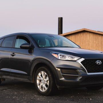 Hyundai-Tucson Véhicule Hyundai noir à côté d'une maison en bois beige pendant la journée