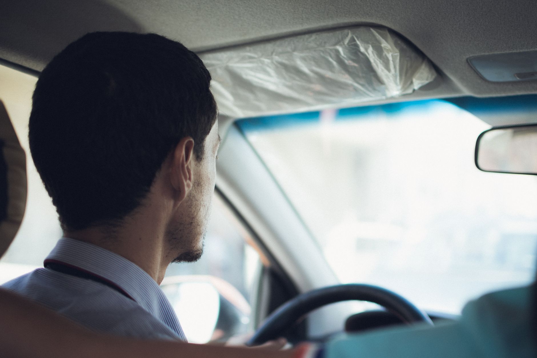Un homme conduisant une voiture à Tataouine, en Tunisie, illustrant le mode de vie local.