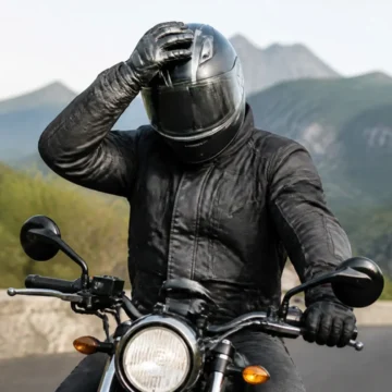 Que signifie le geste d’un motard qui tape deux fois sur son casque ? without any text