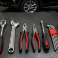 Les 10 outils à main indispensables pour un garage automobile without any text
