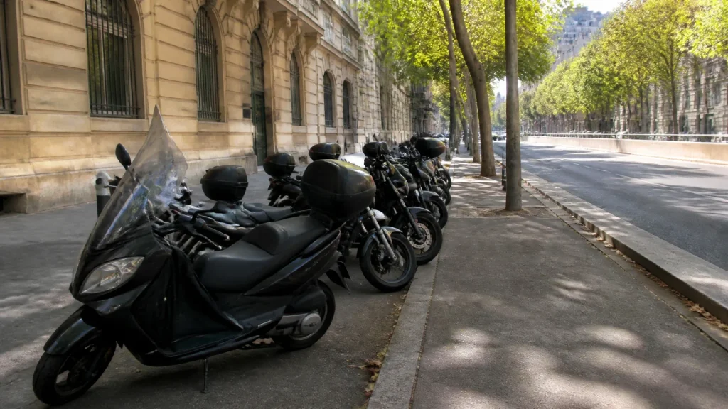 Parking a motorcycle in Paris: locations, rates and free parking (without any text)