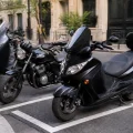 Stationner une moto à Paris : emplacements, tarifs et gratuité without any text